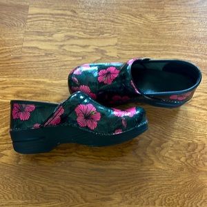 Dark Hawaiian flower design Dansko